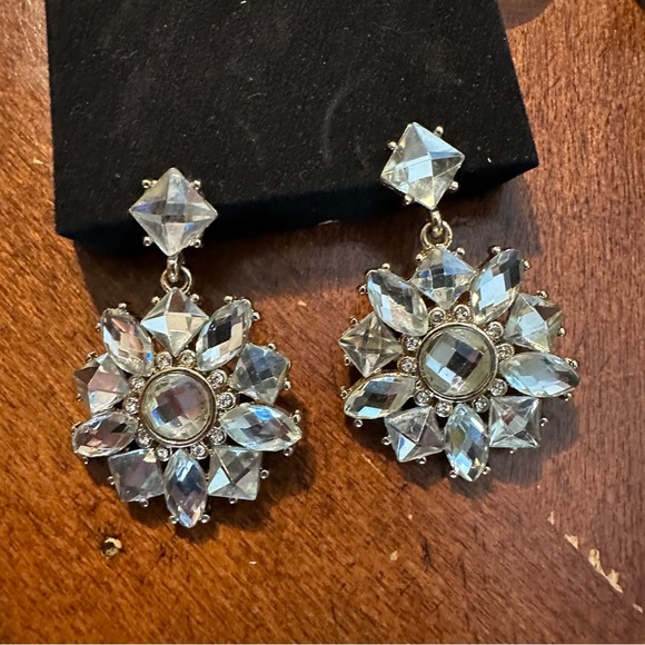 Avon Ladies Earrings & Brooch Gift Set - Picture 4 of 9